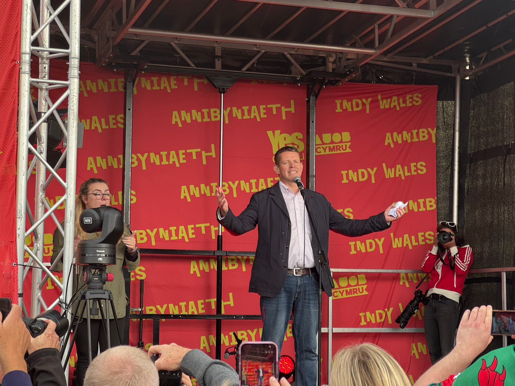 Rhun ap Iorwerth yn annerch rali YesCymru yng Ngerddi'r Castell